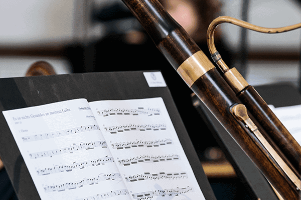 Ein Fagott ruht auf einer Notenablage mit Noten.